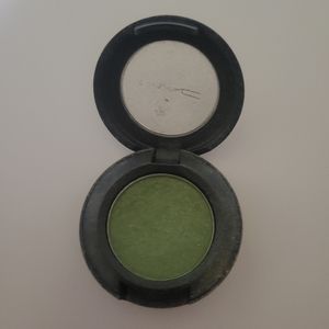 MAC eyeshadow in the color Swimming.